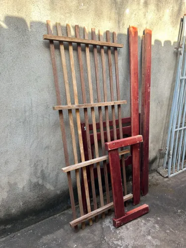 Vende-se base de cama antiga