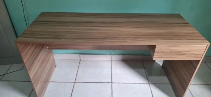Vendo uma mesa para escritório