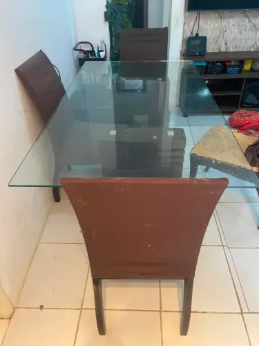 MESA DE VIDRO + 4 CADEIRAS (MADEIRA FORTE)