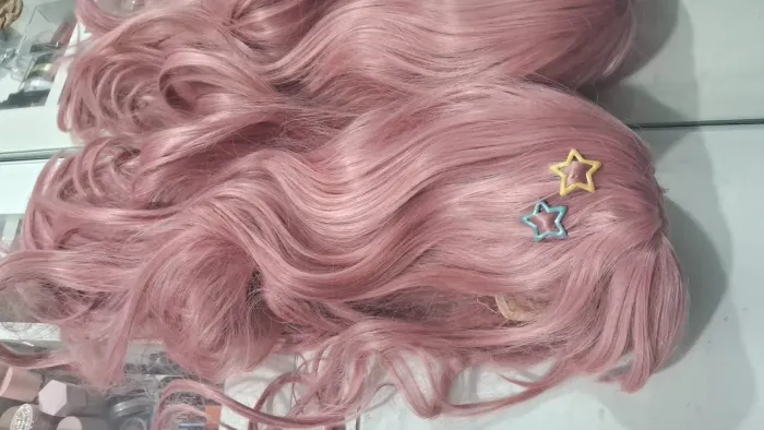 Peruca rosa ondulada com franja desapego