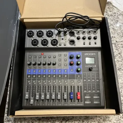 Mesa de som Zoom Livetrak l-8 nova