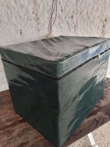 Vende-se baú caixote em ótimo estado de conservação para entrega de grande e pequeno porte