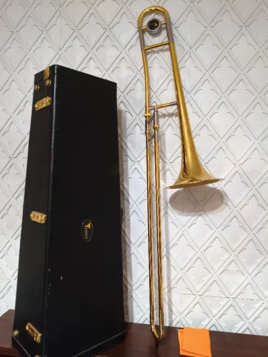 Trombone De Vara Eagle Sib TV600 de Vitrine Dourado Com Case 