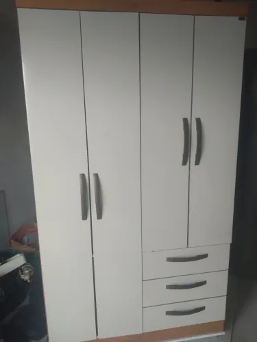 Guarda roupa já com rodinhas e usado