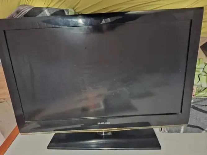 TV 37" SAMSUNG COM BASE R$300,00 FUNCIONANDO, IMAGEM PERFEITA,USADA.