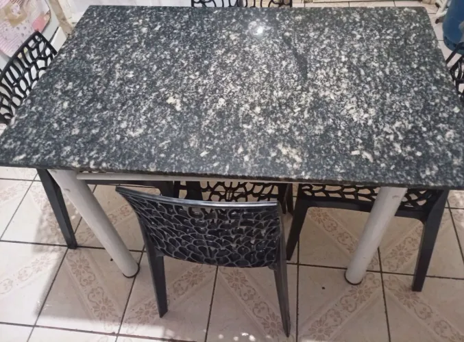 Mesa de Granito Grande + 4 Cadeiras 