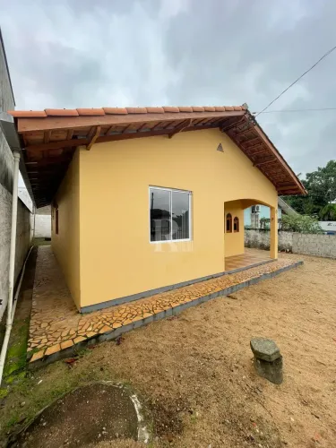 Casa com 03 dormitórios para locação com vaga de garagem coberta, próximo a escola, mercad