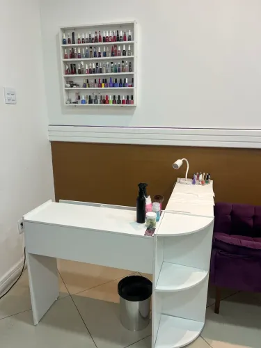 Mesa para manicure e expositor de esmaltes 