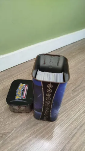 Duas latinhas pra guardar cartinhas pokémon