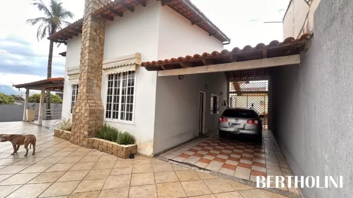 Casa terrea com 318,25 m² de área construída em um terreno de 746,50 m²