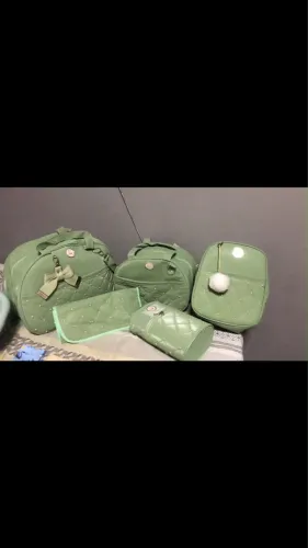 Duas bolsas de maternidade com trocador de menino