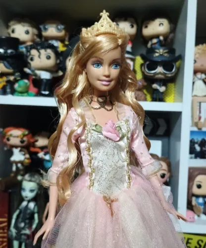 Boneca Barbie Anelliese A Princesa e a Plebéia