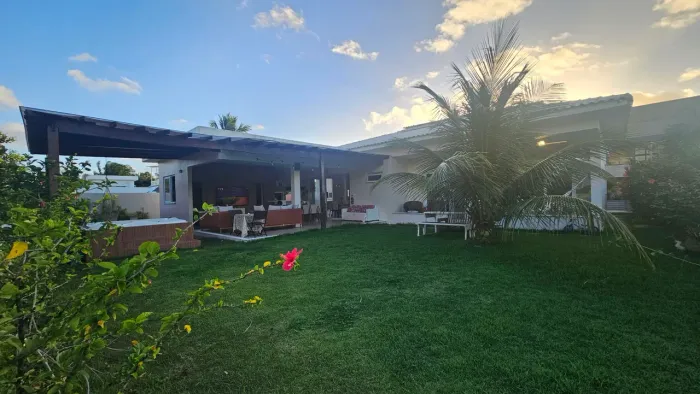 Casa Condomínio Maikai Resort Pé na Areia de Alto Padrão - 4 Suítes, DCE e Pomar integrado