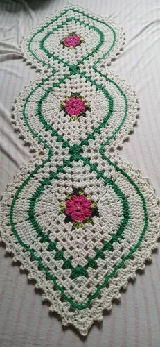 Souplast. Caminhos de mesa crochê
