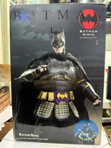 Boneco Batman Ninja DX (War Version) em escala 1/6 da Star Ace Toys
