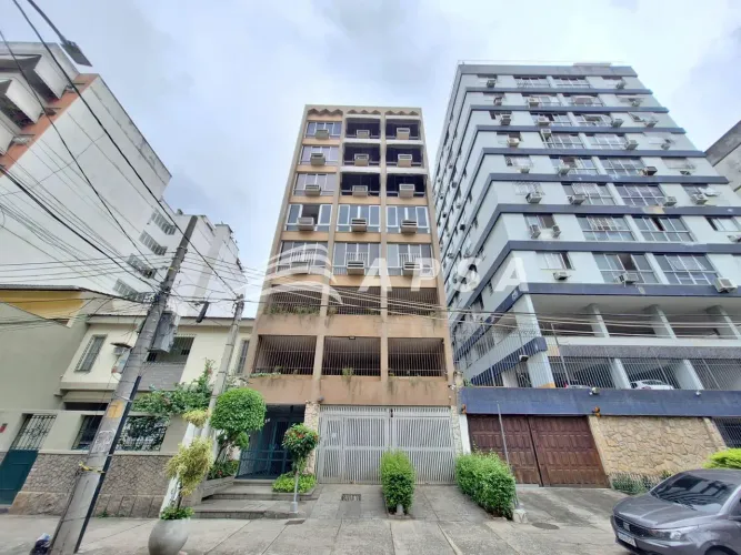 ÓTIMO APARTAMENTO DE 120M2, HALL DE ENTRADA, SALA AMPLA COM PISO PORCELANATO, CORREDOR, BA
