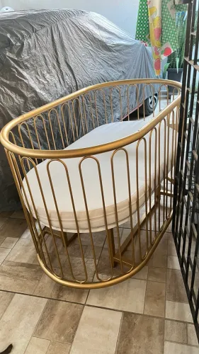 Berço Oval Premium de Ferro metalon Aço Carbono Dourado - Lindo e Conservado