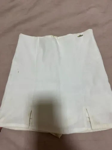 Short saia branco com detalhe 