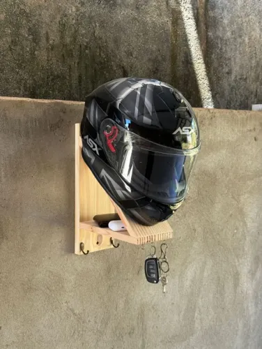 Suporte para capacete com ganchos de madeira