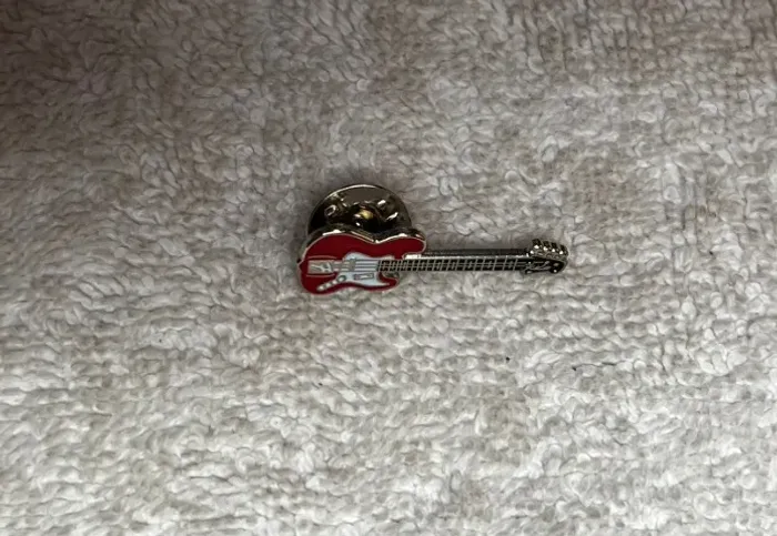 PIN, Botton Guitarra em metal prateado