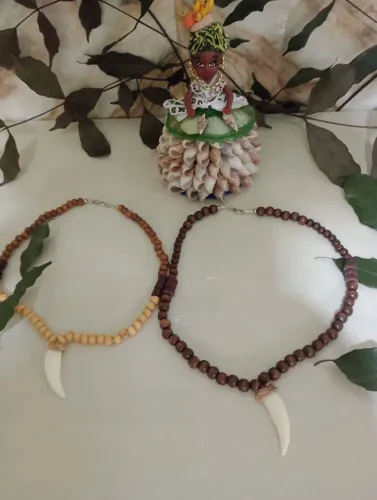 Colares feitos com miçangas e dentes de boi natural