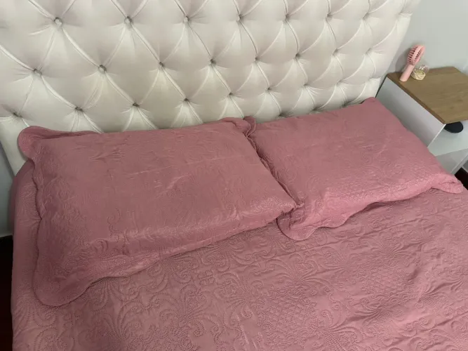 Colcha rosa com 2 porta travesseiros