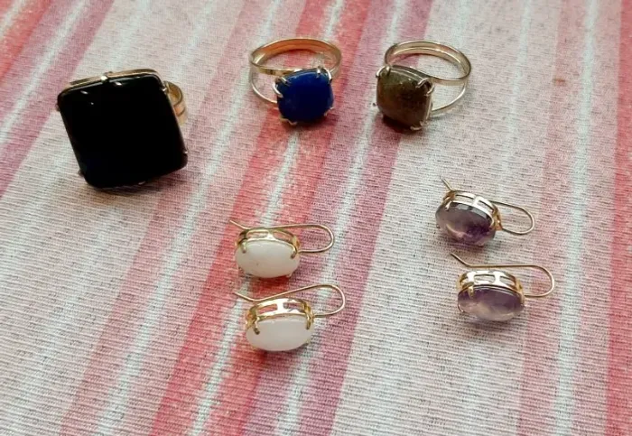 Lote de 3 anéis e 2 brincos banhados a ouro
