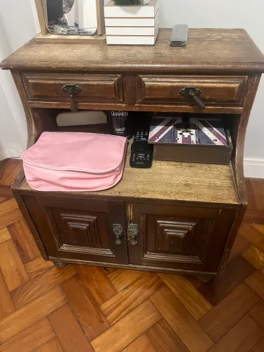 Criado mudo em madeira maciça