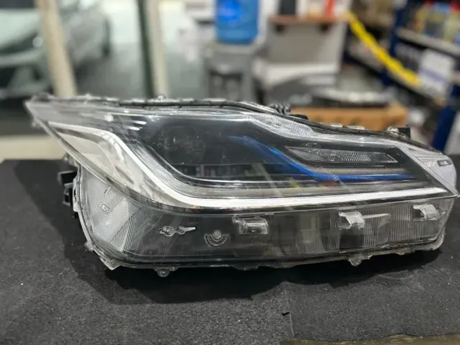 Farol principal Toyota Corolla Cross Hibrido 2021 a 2023 com faixa azul Original Semi novo