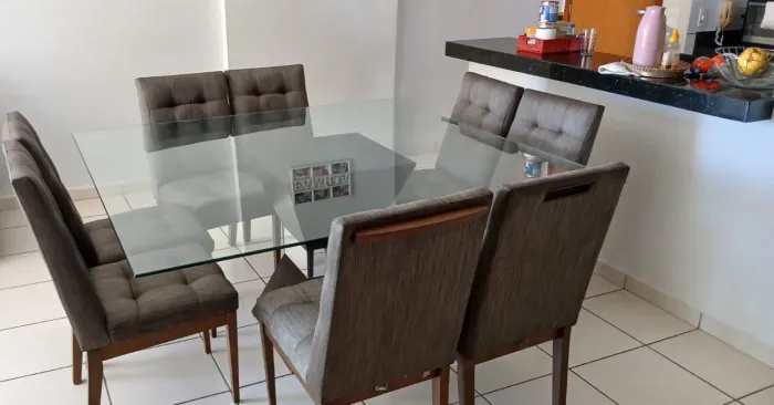 Mesa de jantar madeira e 8 cadeiras estofadas  preço de desapego e negócio 