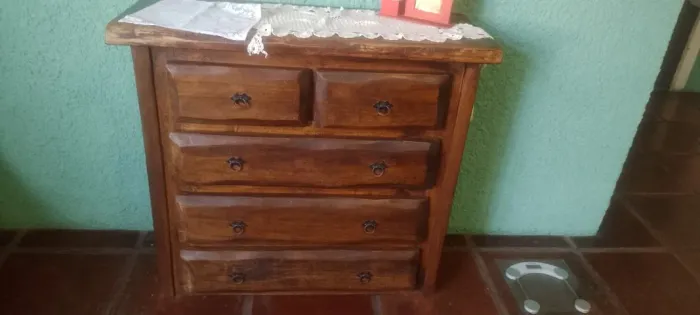 Cõmoda de madeira maciça