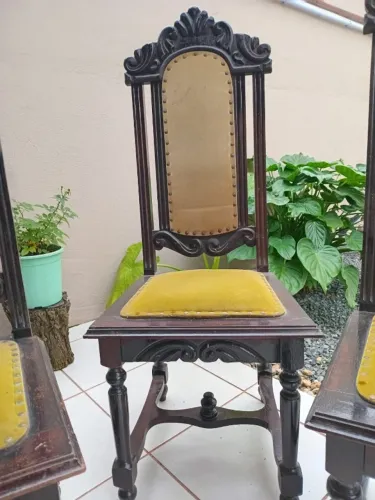 Cadeira Clássica Estofada de Madeira Maciça (Imbuia)