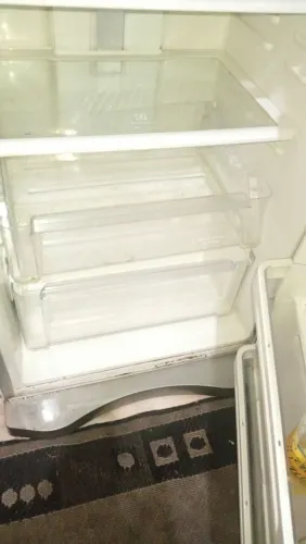 Vendo uma geladeira com defeito