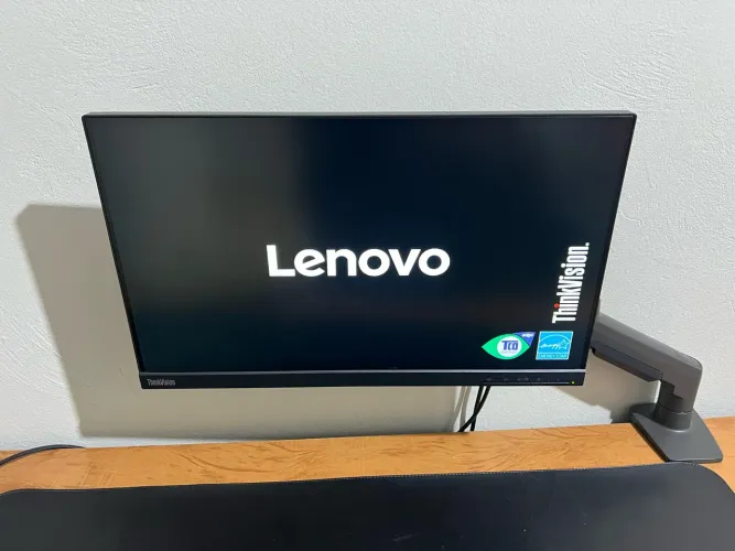MONITOR LENOVO THINKVISION + BRAÇO ARTICULADO - R$ 450,00
