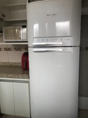 Vendo geladeira Eletrolux frost free 433L.