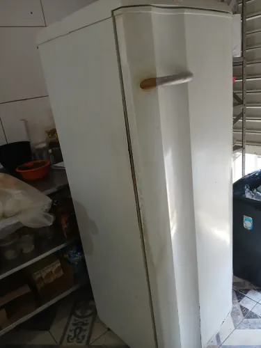 Vendese uma geladeira usada em ótimo estado de conservação