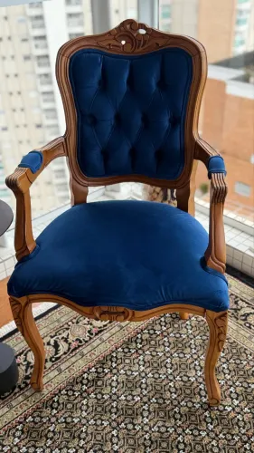 Poltrona clássica em madeira maciça entalhada + bambu velvet azul (capitonê) 