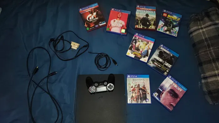 PLAYSTATION 4 SLIM - 1 TeraByte - Jogos de brinde - Cabos e adaptador de Brinde!