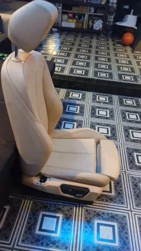 Bancos da BMW caramelo no estilo Recaro