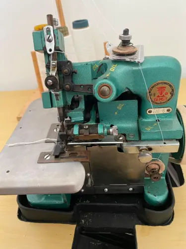 Máquina de costura em orvelok!!