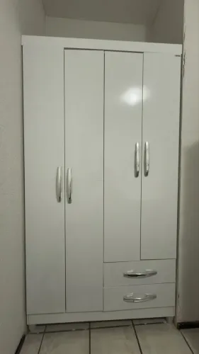 Guarda-roupa pequeno