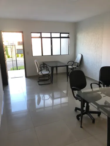 Aluga-de escritório semi-mobiliado
