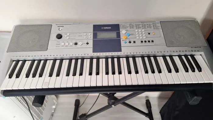 Teclado yamaha e323