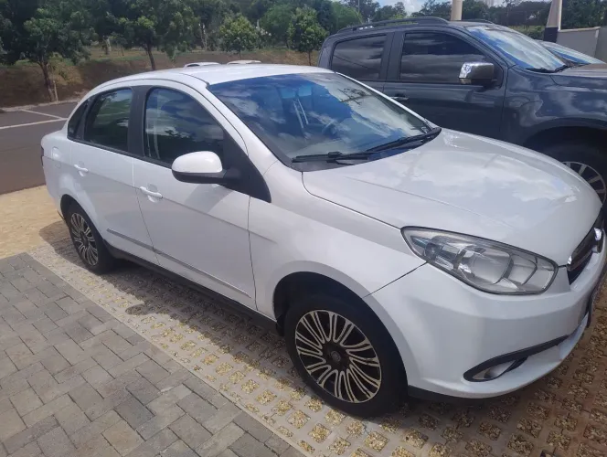 Fiat Grand Siena Essence 1.6 Flex 16V 2013