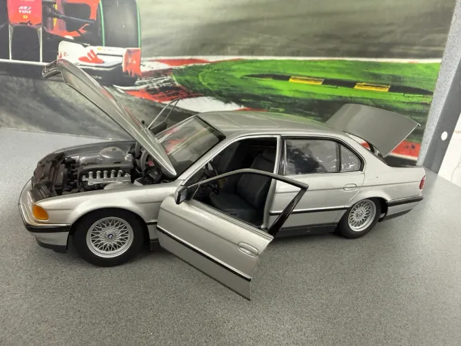 Miniatura BMW 540i escala 1.24