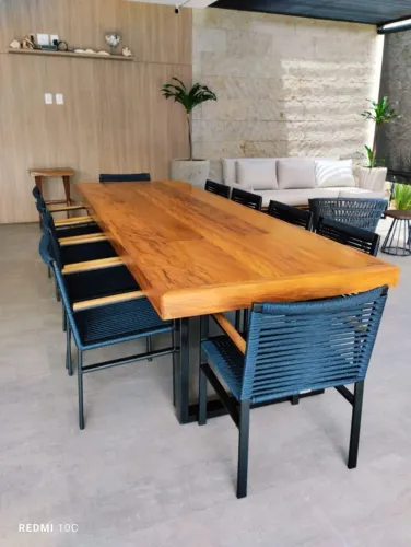 Mesa maravilhosa de madeira maciça