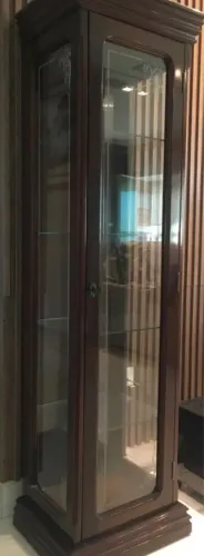 Cristaleira com detalhes em vidro