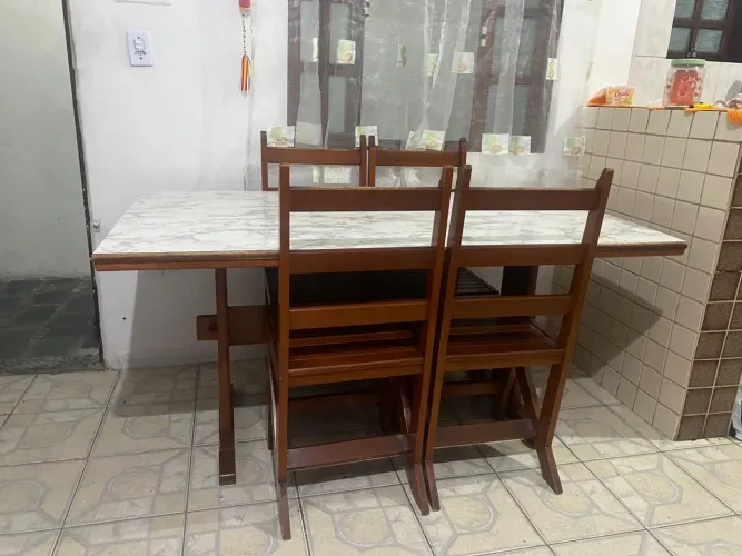 Mesa com Cadeiras