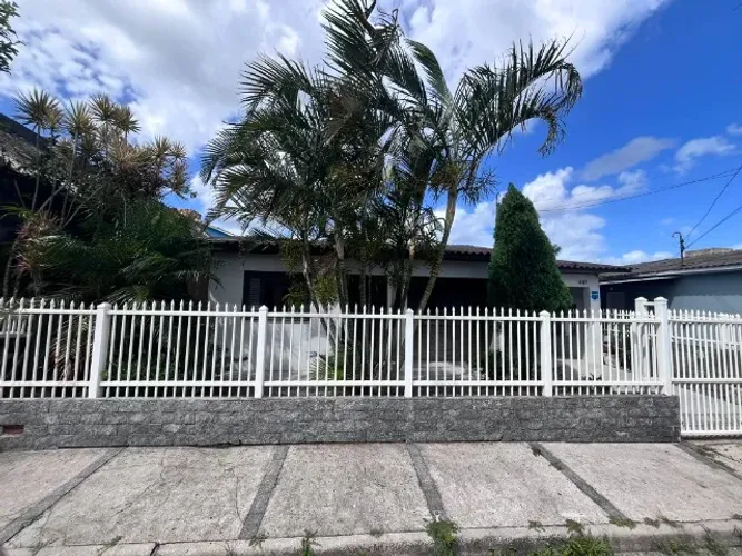 Casa com piscina bairro Mato Alto