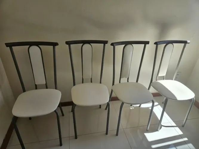 Conjunto de 4 cadeiras de ferro e assento de couro sintético